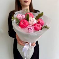Букет из пионов с эвкалиптом