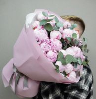Букет «25 пионов с эвкалиптом »