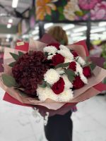 Яркий букет с хризантемой