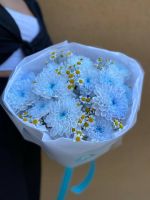 Букет комплимент из кустовых хризантем с ромашками