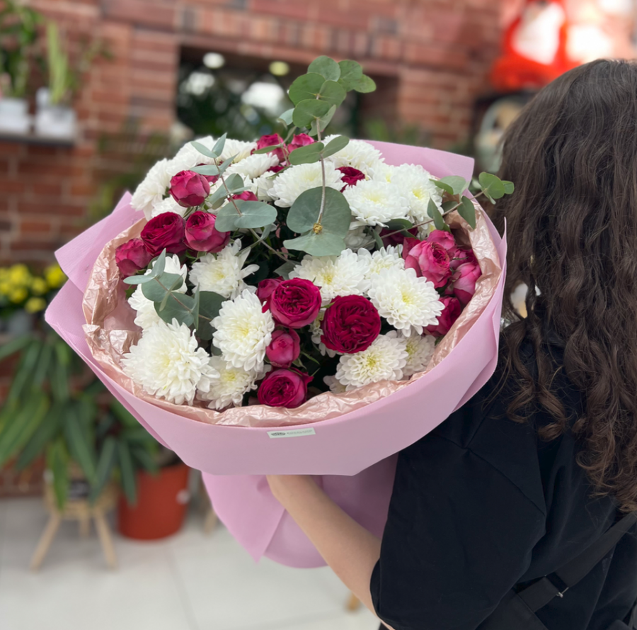 Букет из хризантем и кустовой розы