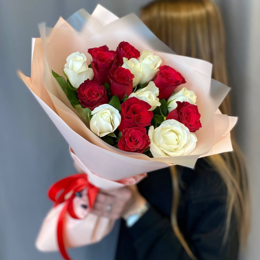 Розы красные и белые