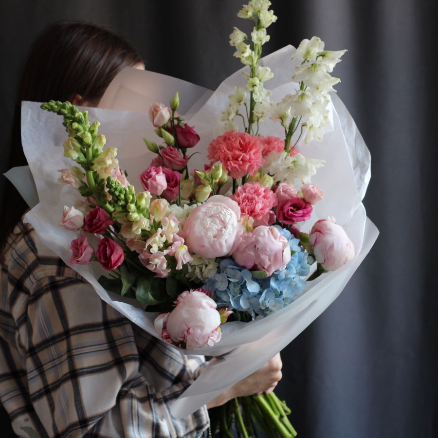 Букет с антирриумом и пионами
