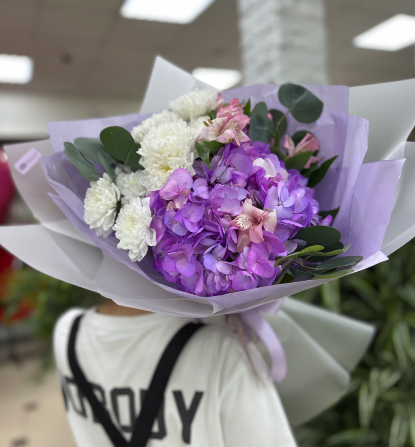 Букет с гортензией, хризантемой и эвкалиптом