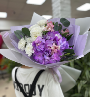 Букет с гортензией, хризантемой и эвкалиптом