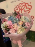 Букет из пионов, одноголовой  хризантемы и с эквадорской  радужной розой