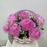 Нежная корзина с пионами и гипсофилой