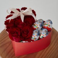 Сердце из роз с киндерами