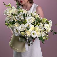 Композиция в шляпной коробке с нежной эустомой и танацетумом