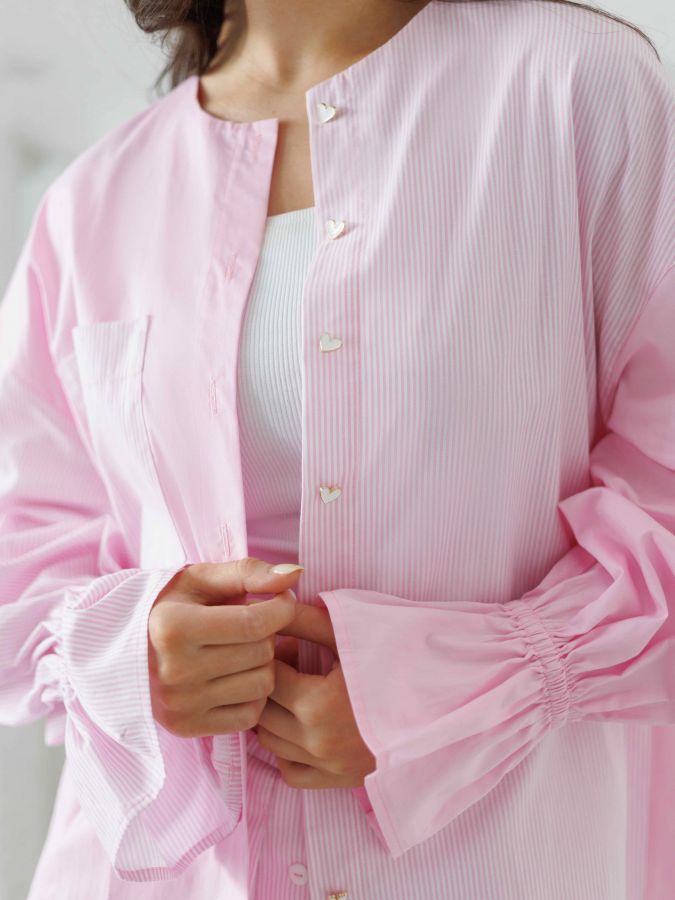 Рубашка розовая в полоску без воротника
