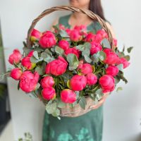 Корзина с пионами и эвкалиптом