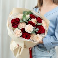 Сборный букет бежевый с красной розой