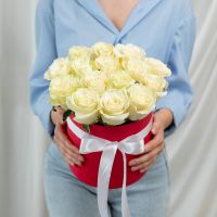 15 белых роз (сорт Эквадор) в шляпной коробке