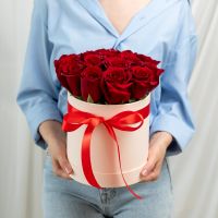 15 красных роз (сорт Эквадор) в шляпной коробке