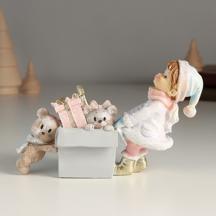 Фигурка полистоун «Малышка с коробкой новогодних игрушек», 15.5?5?10 см