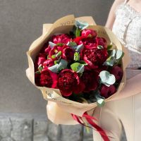 Сочный букет бордовых пионов с эвкалиптом