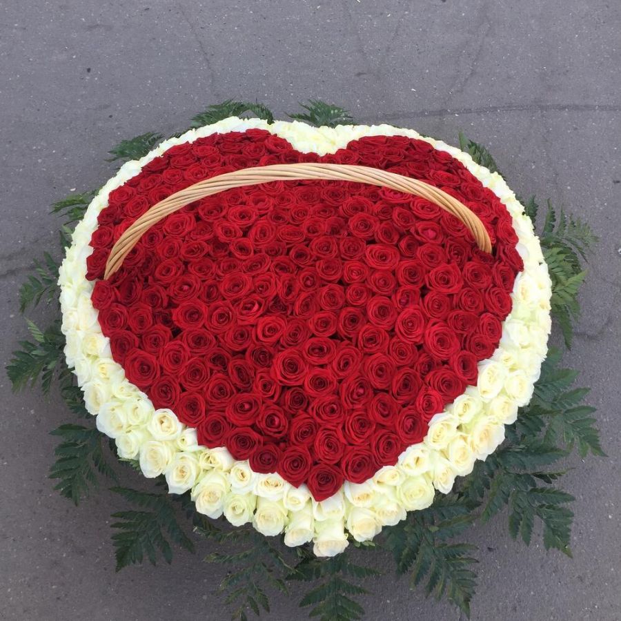 Сердце в Корзине из 301 розы