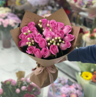 Букет из 23 кенийских роз 40 см с гиперикумом