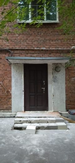 Входная дверь Лабиринт Лондон - 02 Сандал белый, стекло черное с терморазрывом