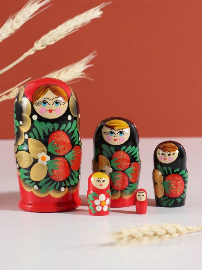 Матрёшка дерево «Наташа», красная, 5-кукольная, 12 см
