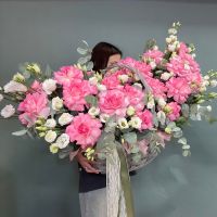 Корзина с французскими розовыми розами