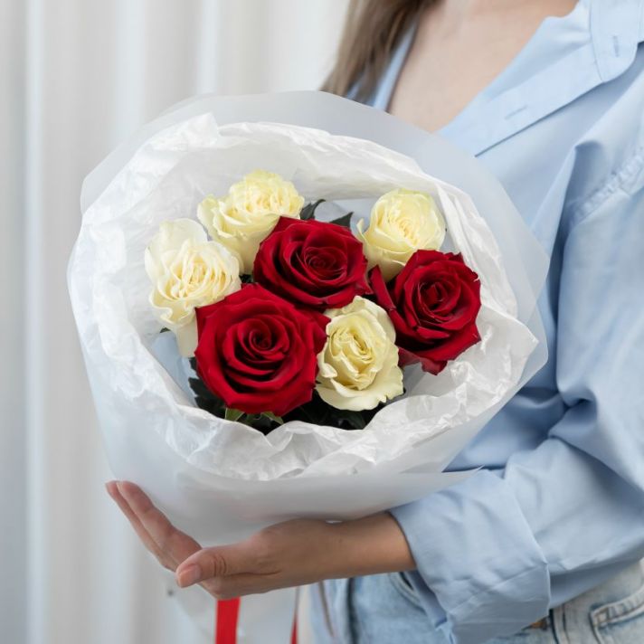 Красная и белая роза от 7 шт (60 см Эквадор)