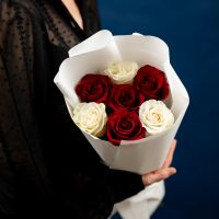 7 красных и белых роз (60см)