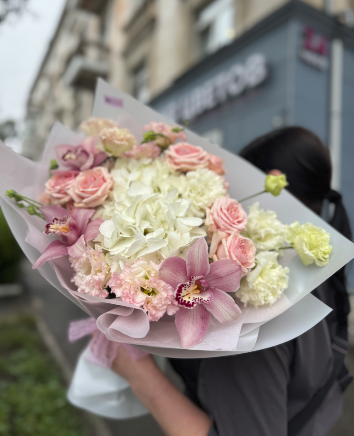 Букет из эустомы, гортензий и кустовой розы