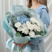 Сборный букет из хризантемы, гортензии и эвкалипта