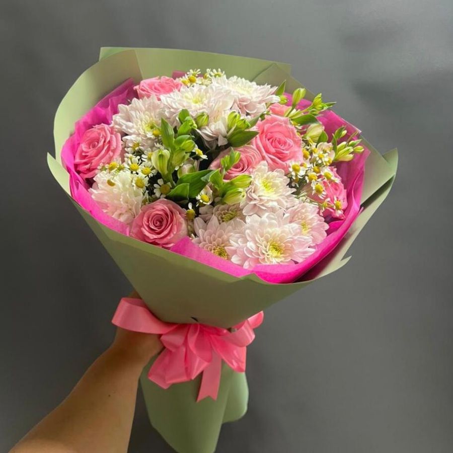 Букет розовый с ромашками и розами