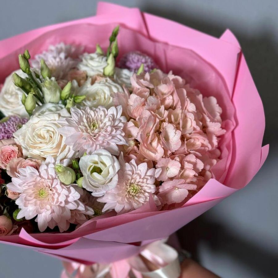Букет нежный с розовой гортензией и белыми розами