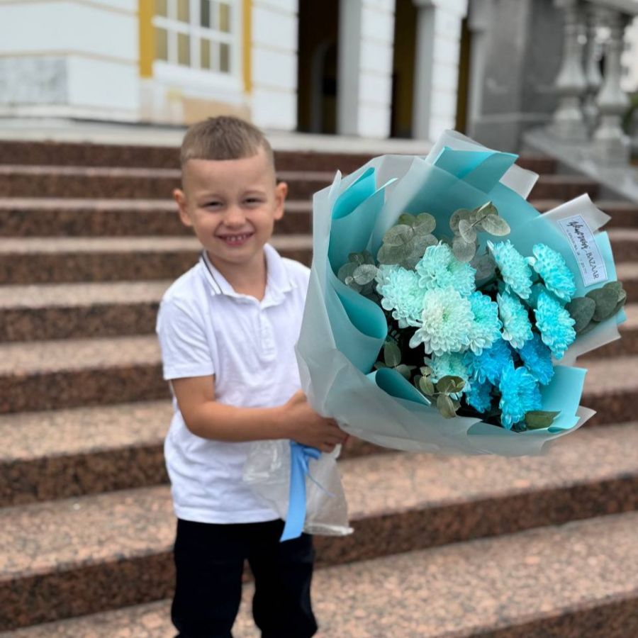 Букет первоклассник из голубых хризантем