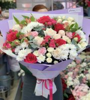 Сборный букет в сиреневой упаковке