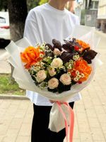 Букет с ромашками, кустовой и осенней розами #1522