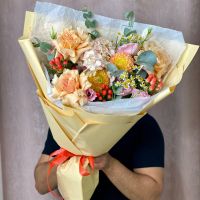 Сборный букет с георгинами и французскими розами