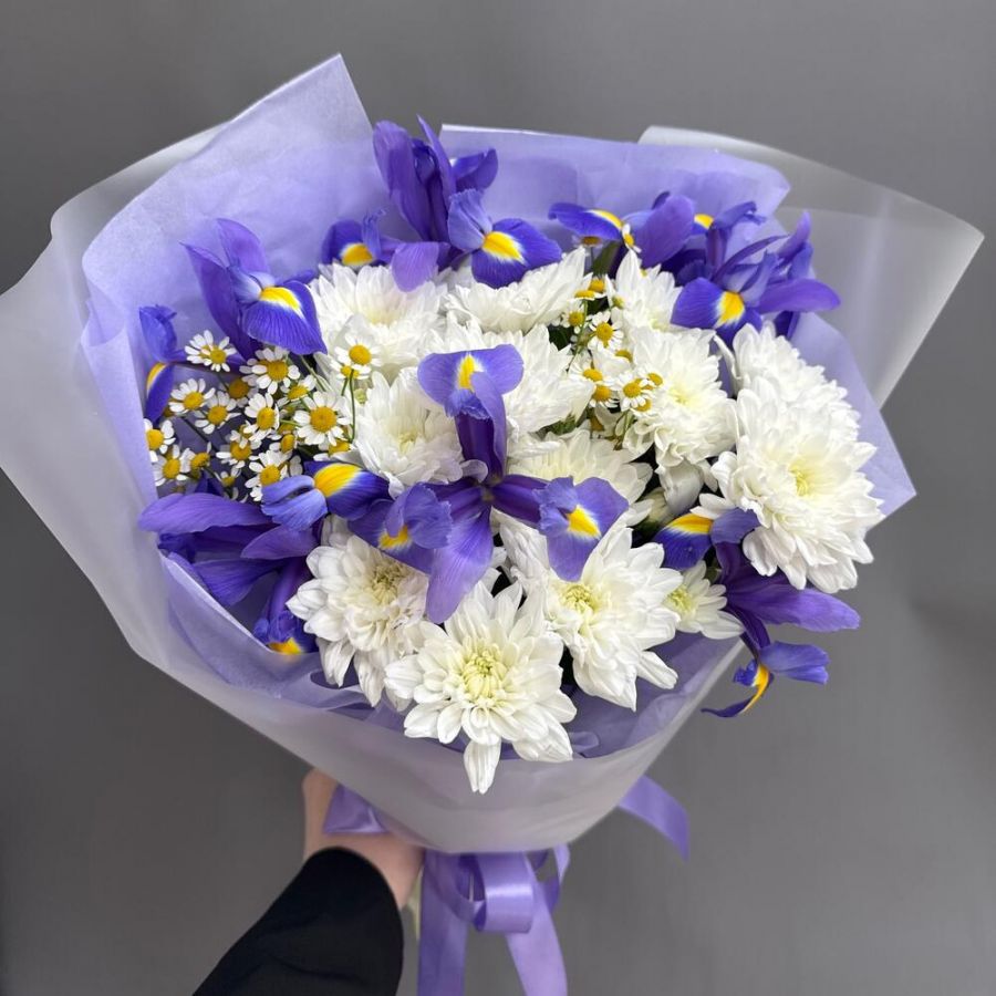 Ирисы и хризантема