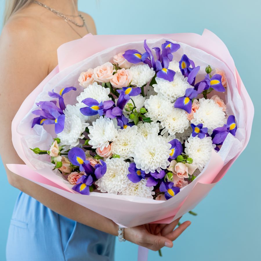 Сборный букет с ирисами