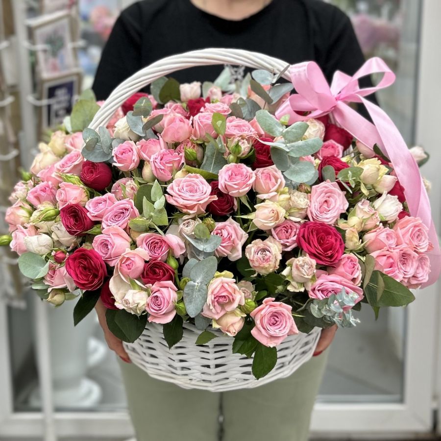 51 кустовая роза с эвкалиптом в корзине