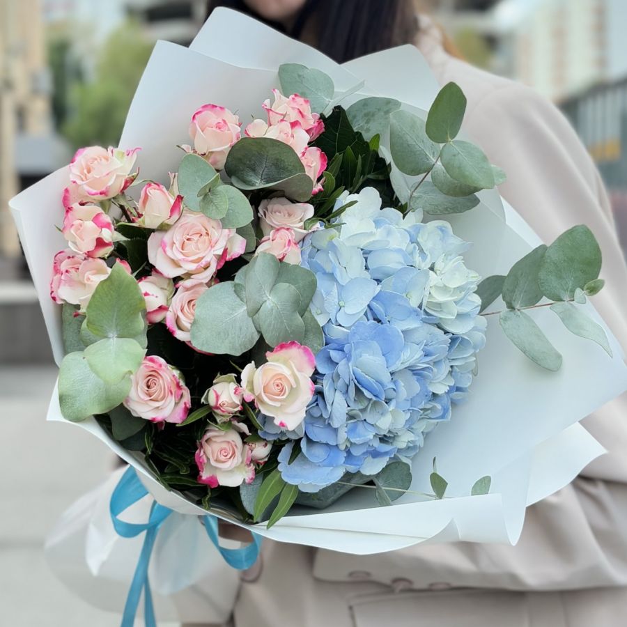 Букет с гортензией. кустовой розой и эвкалиптом