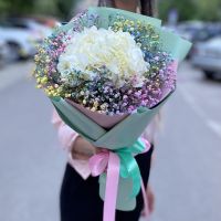 Воздушный букет с белой гортензией и цветной гипсофилой