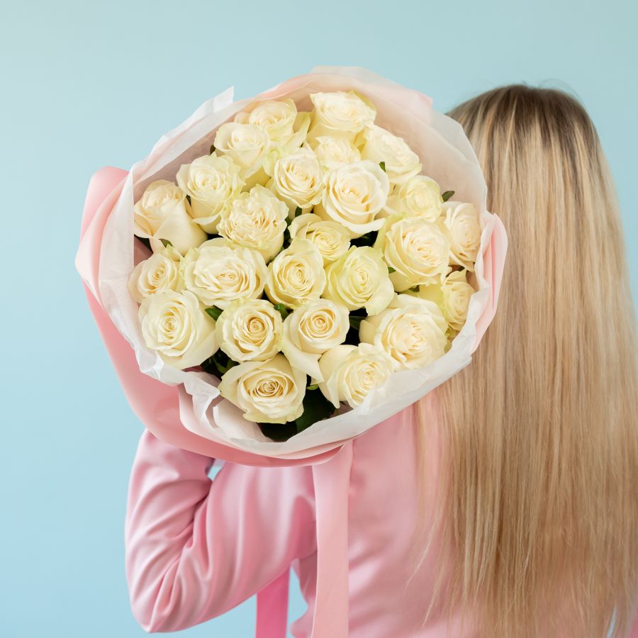 25 белых роз