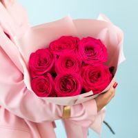7 розовых роз в упаковке