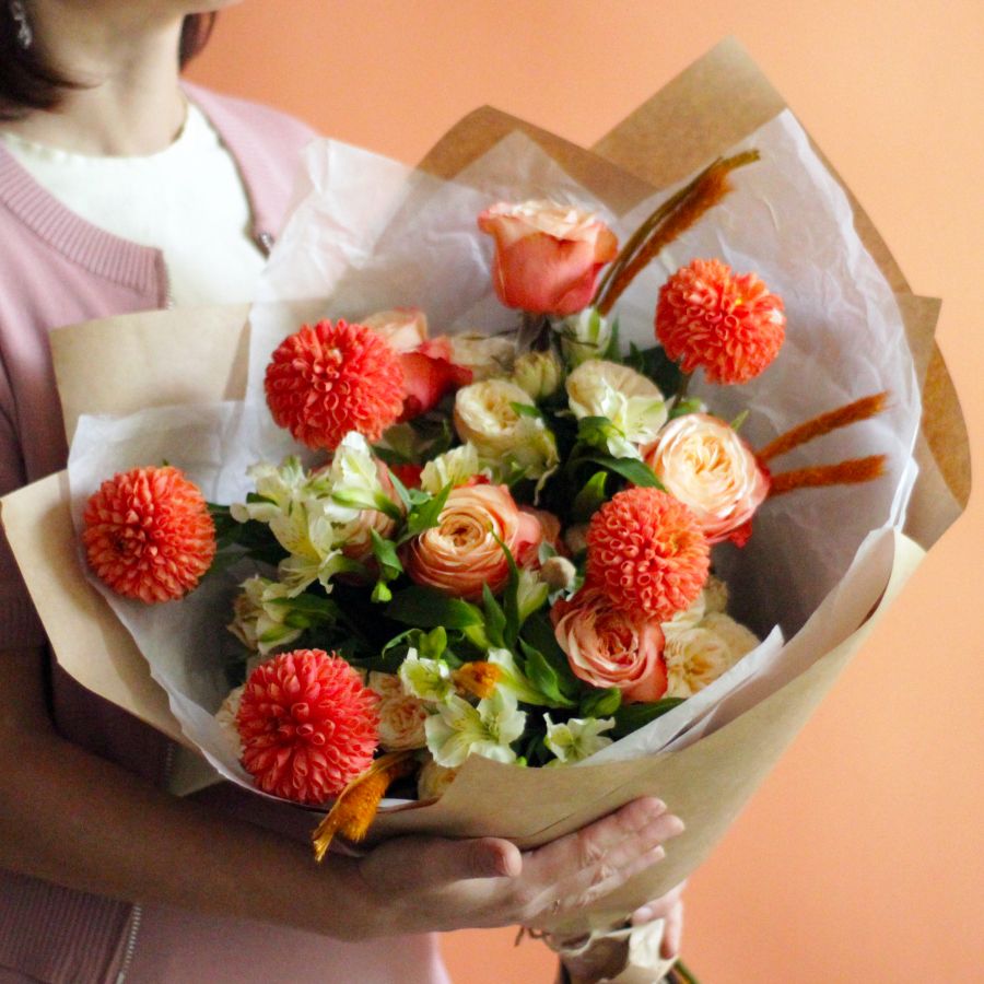 Оранжевый букет с георгинами