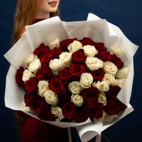 51 красная и белая роза (60см)