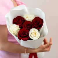 Красные и белые розы 7 шт (60см)