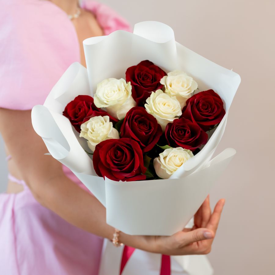 Красные и белые розы 11 шт (60см)