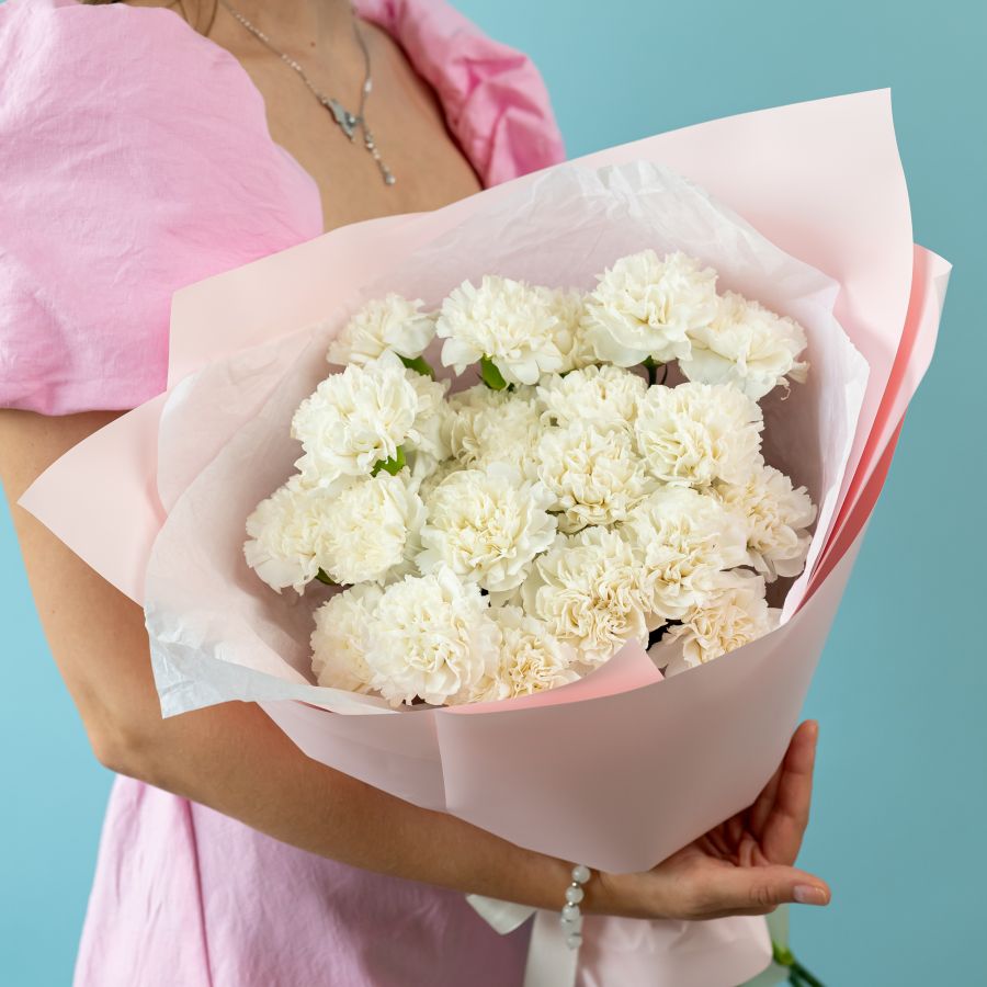 25 белых диантусов