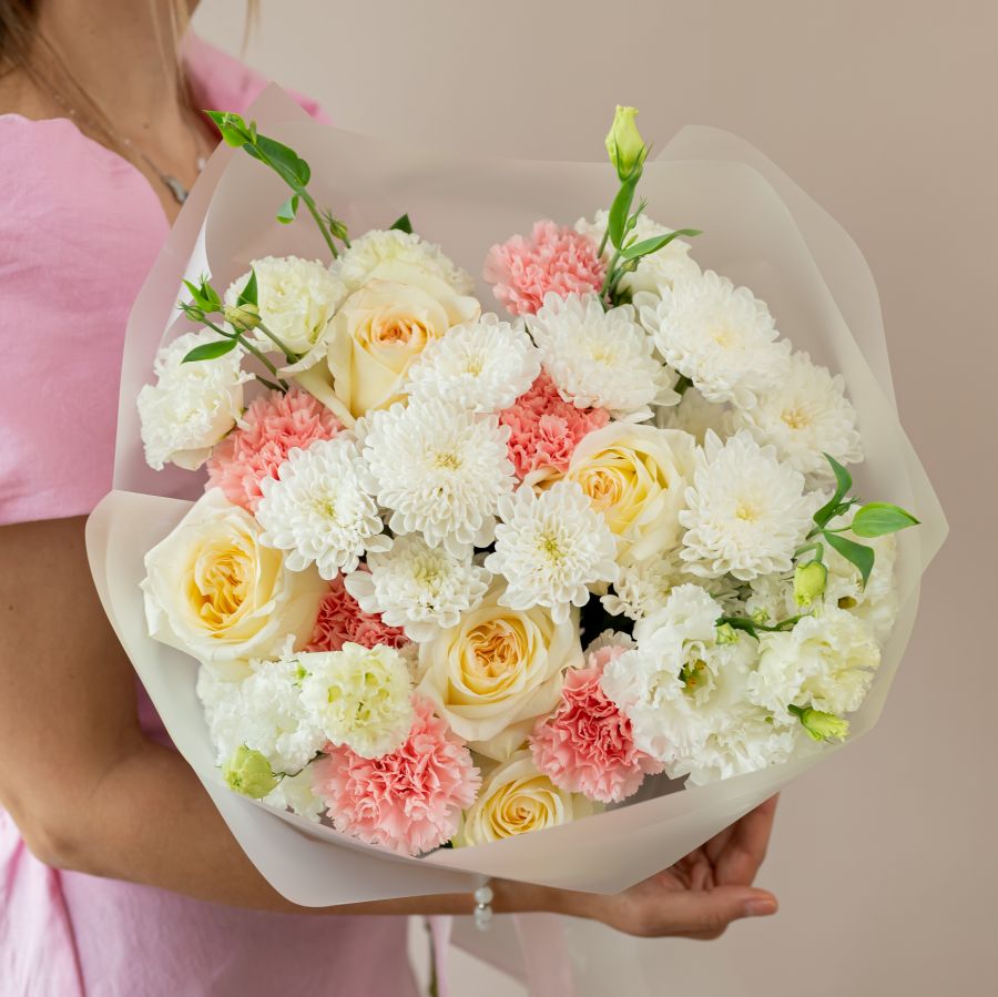Сборный букет с пионовидными розами