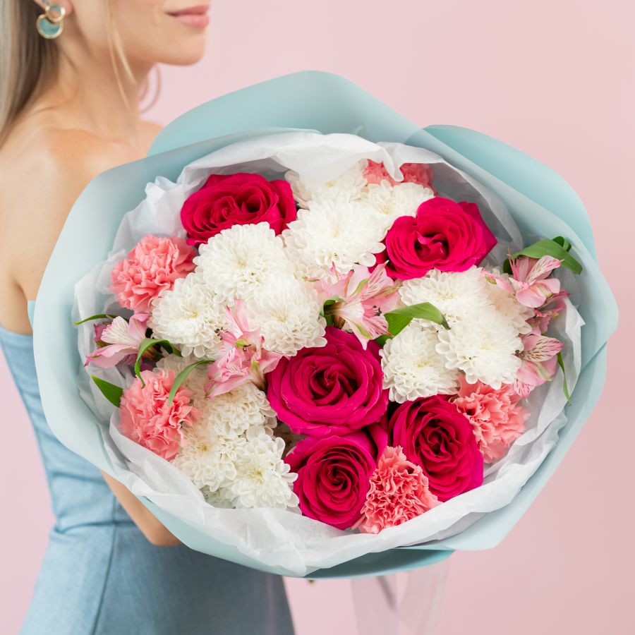 Сборный букет с розовыми розами в круглой упаковке