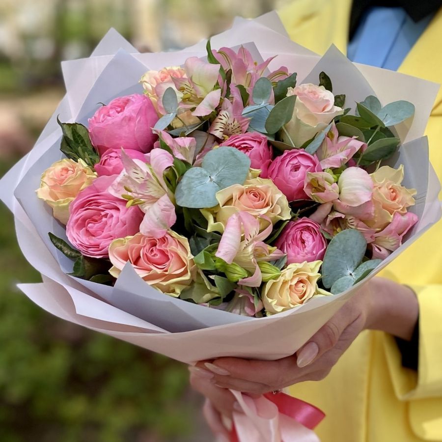 Яркий букет с розами и альстромериями